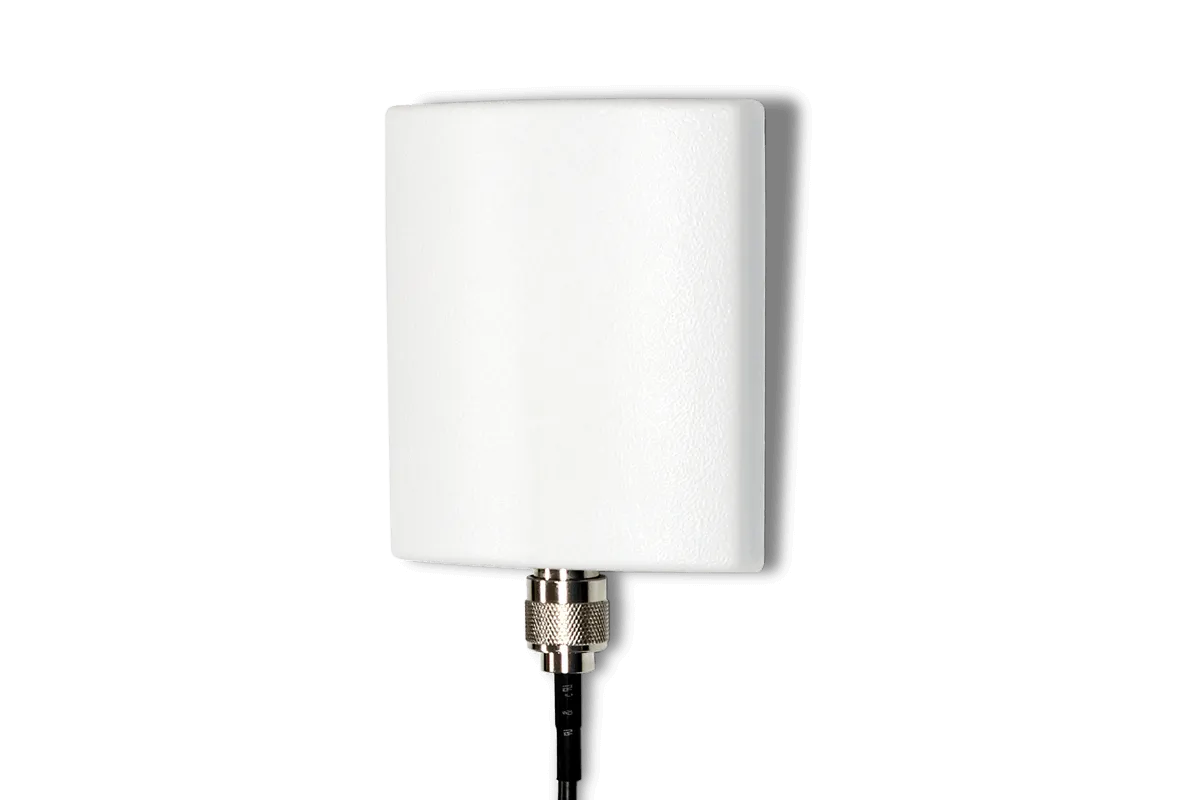 Directional wireless range extender antenna