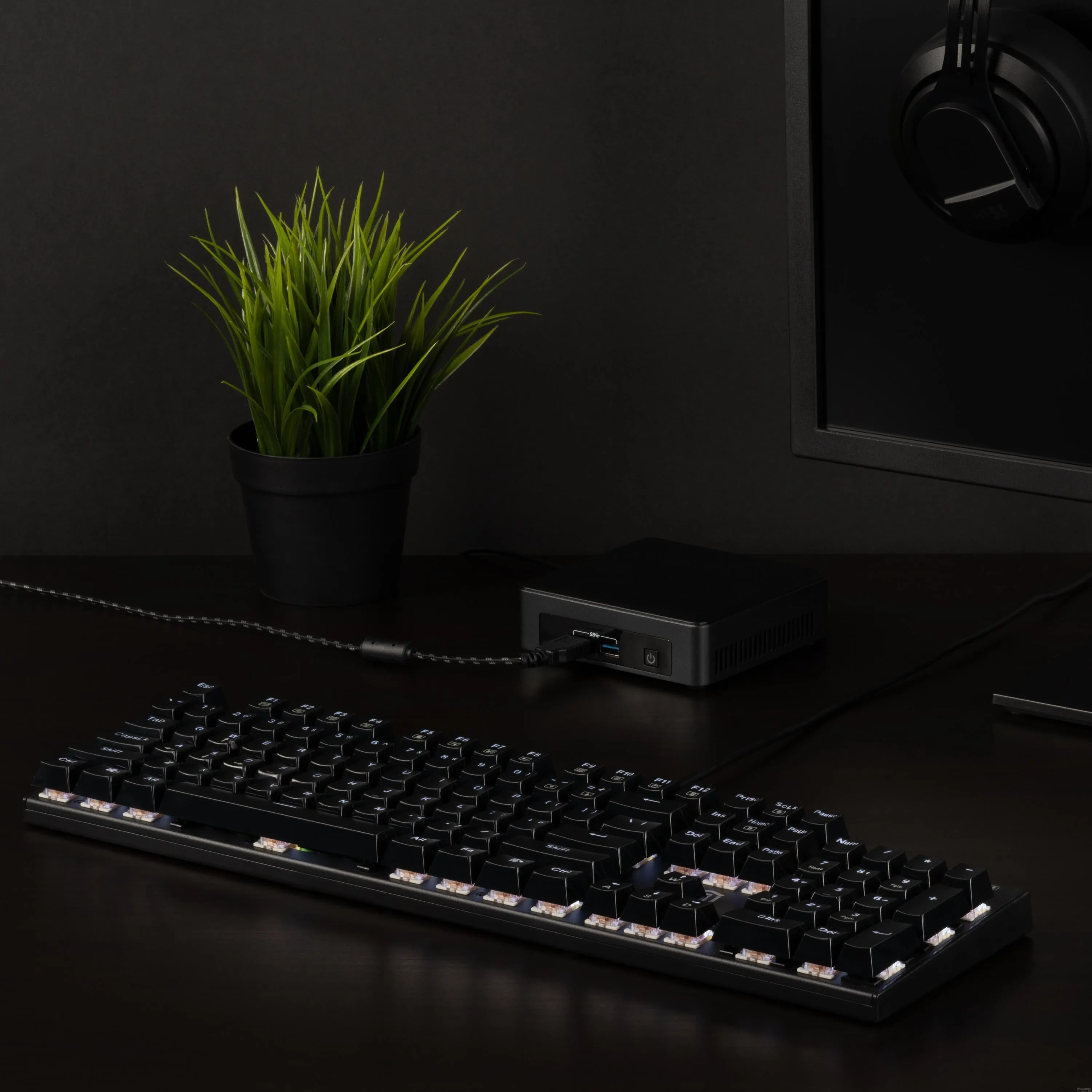 Plugable Full Size 104-Key Mechanical Keyboard With Blue-Style Switches