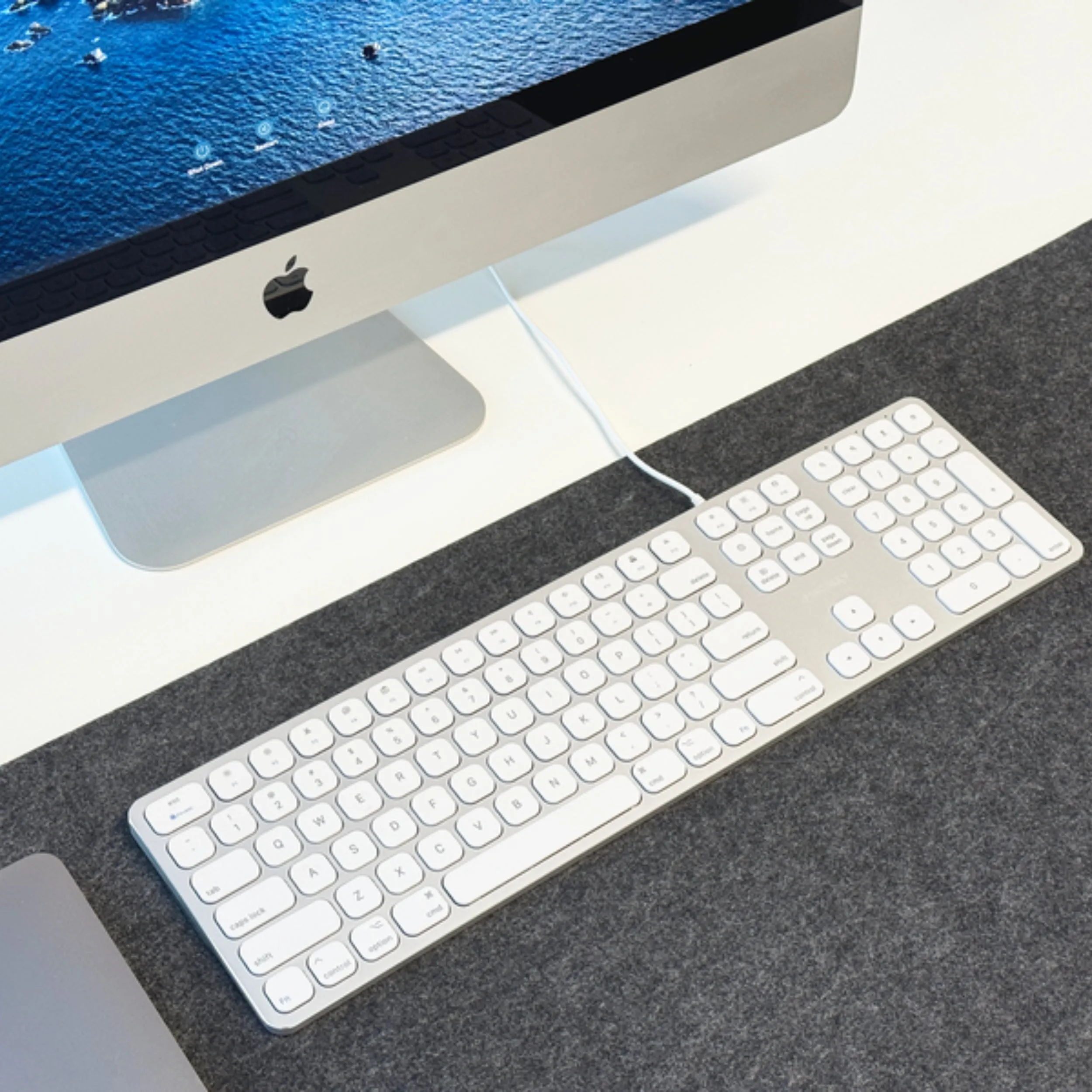 The Executive Mac Keyboard with Built-In USB Hub