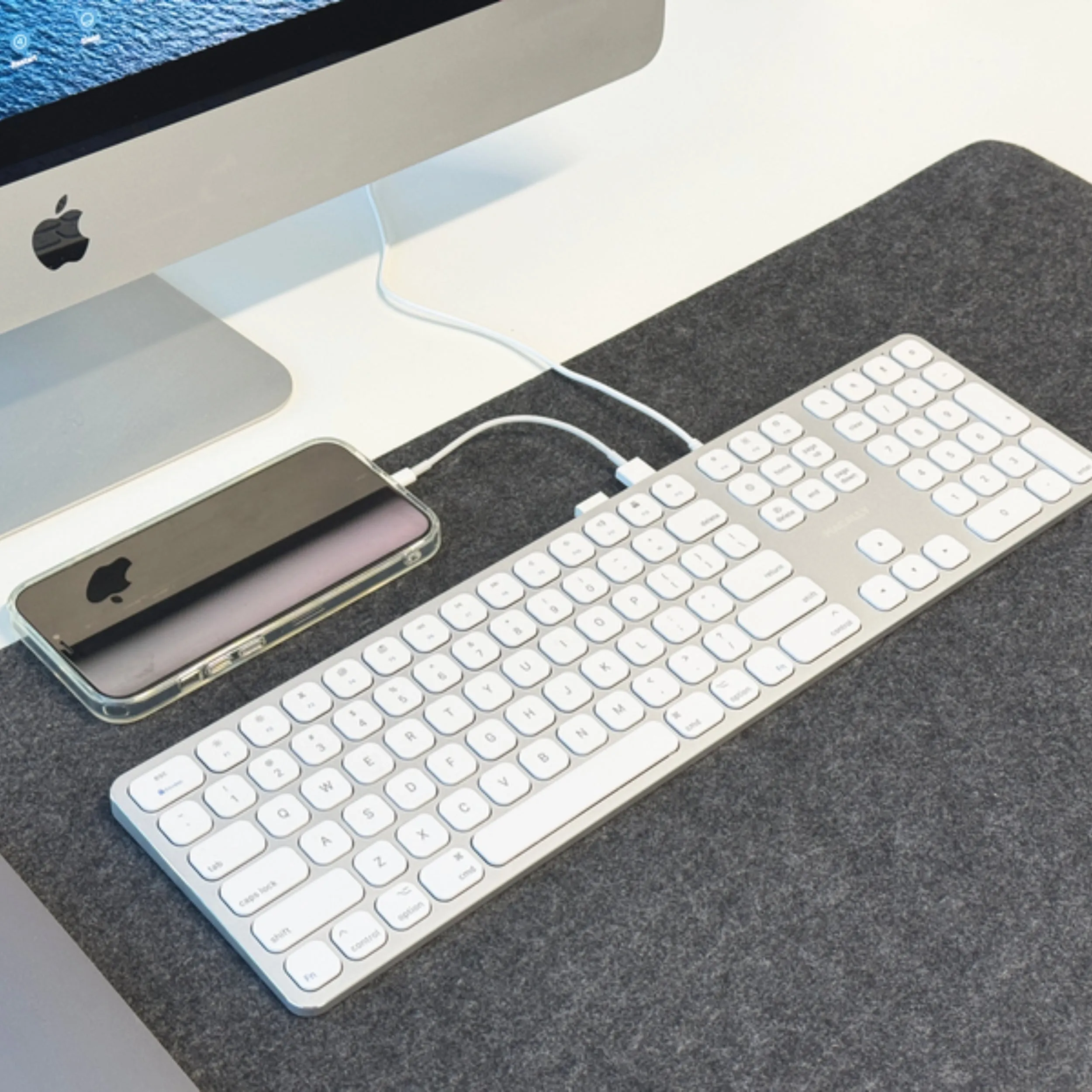 The Executive Mac Keyboard with Built-In USB Hub